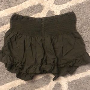 Hollister Army green high waisted runched and ruffled fashion short size Xs